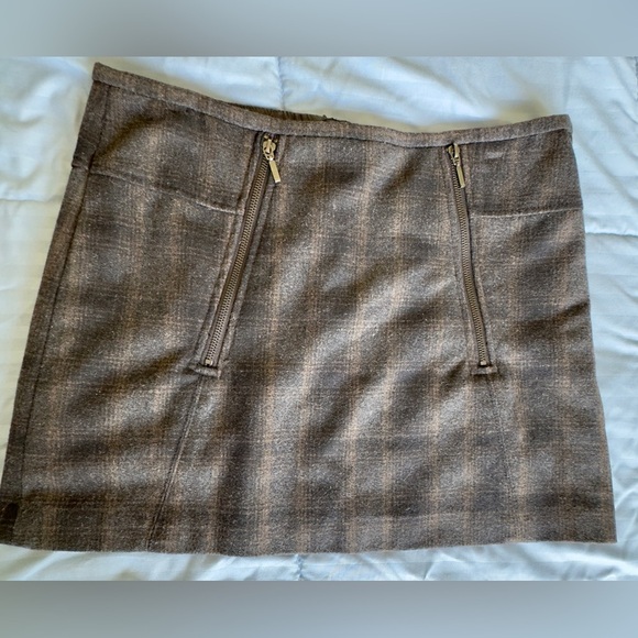 KENAR petite size 6p wool blend miniskirt with zipper accents. Fully lined - Picture 1 of 2